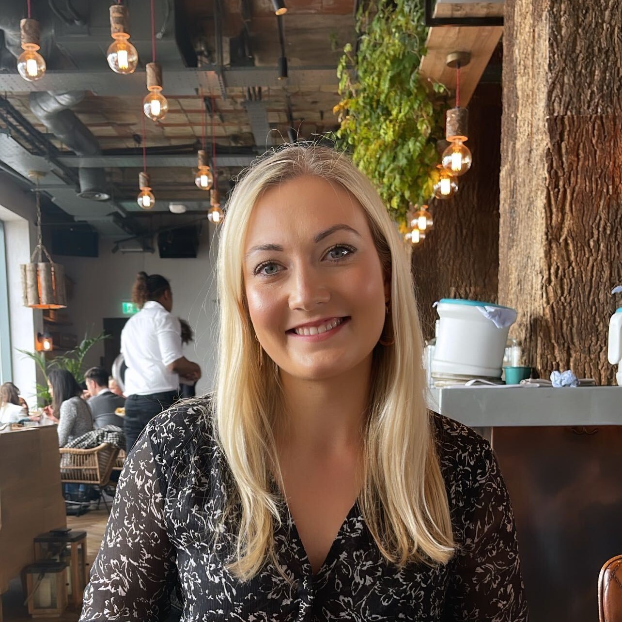 Lizzie email signature photo